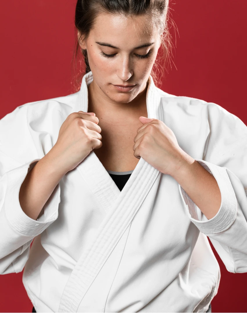 Femme tenant le col de sa tenue de judo