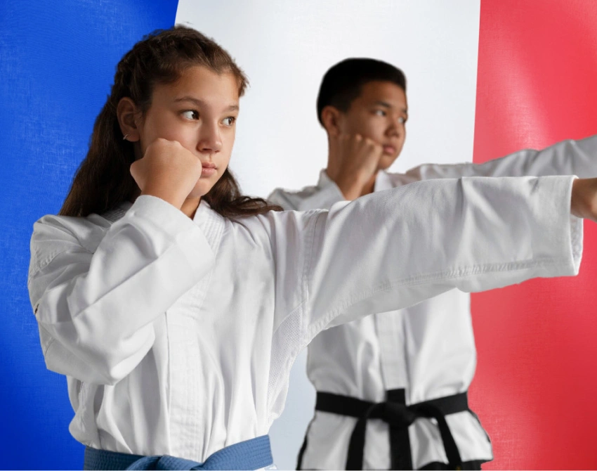 Enfants pratiquant le judo avec drapeau de la France